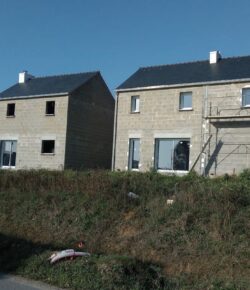 LE BONO : Des maisons de ville accessibles aux revenus modestes